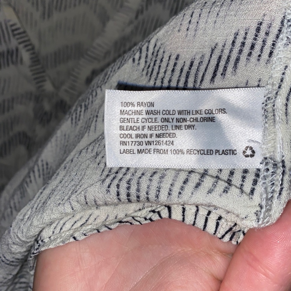 Universal threads top - Picture 2 of 3